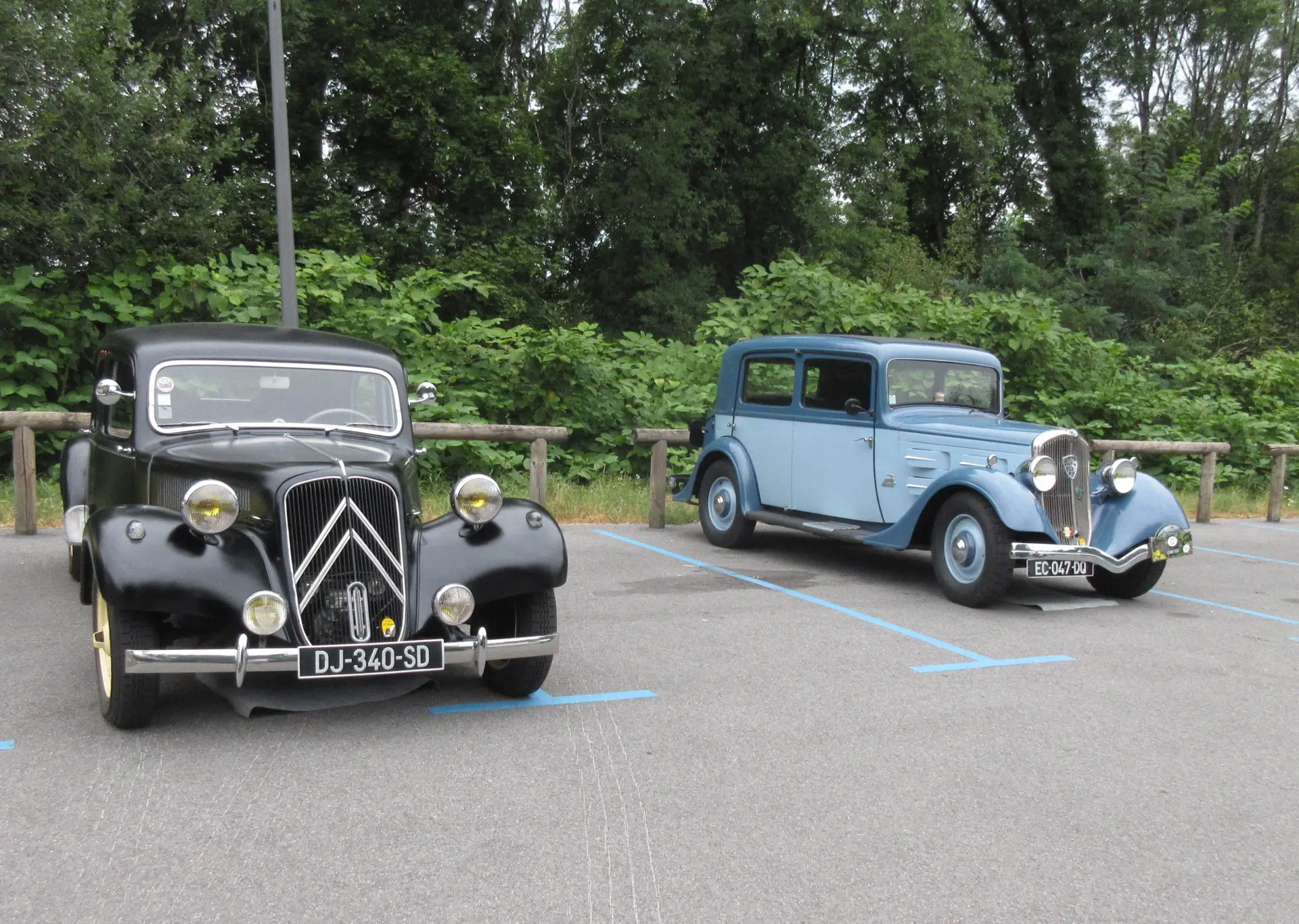 Deux voitures anciennes stationnées

