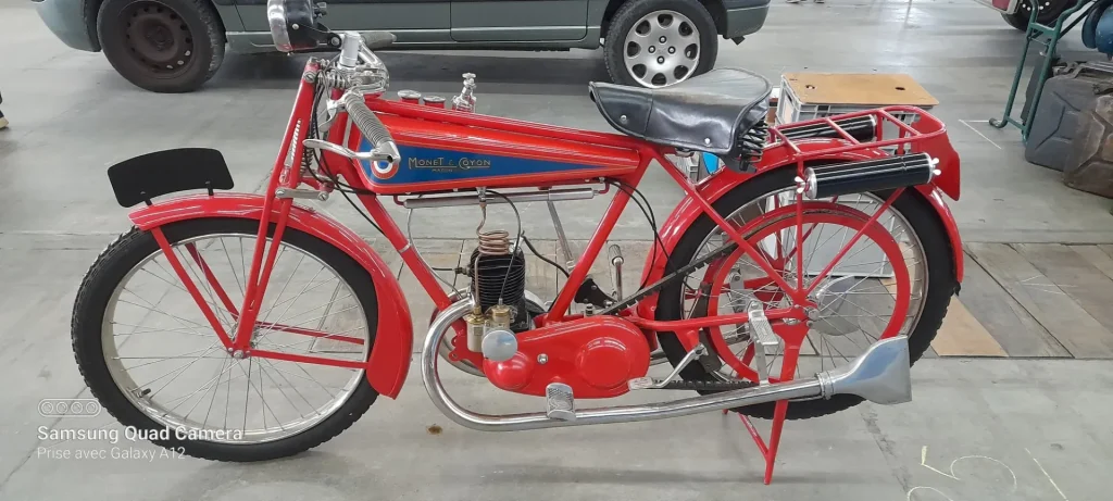 Vélo rouge vintage à moteur, orné de détails chromés et d'un design classique, exposé en intérieur.