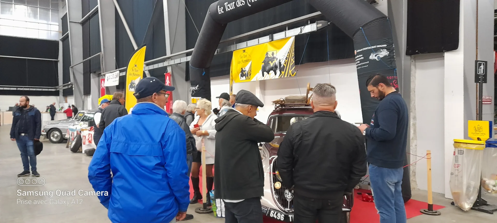 Voiture ancienne en stationnement