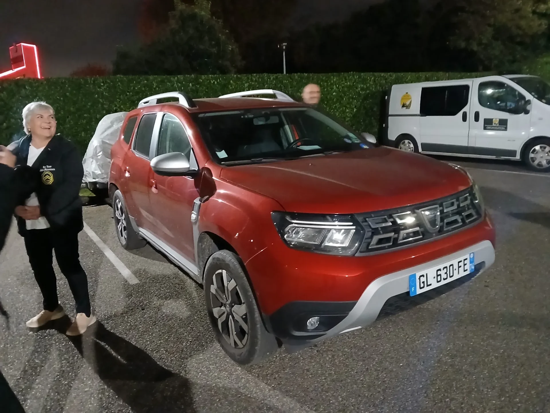 Voiture rouge garée la nuit