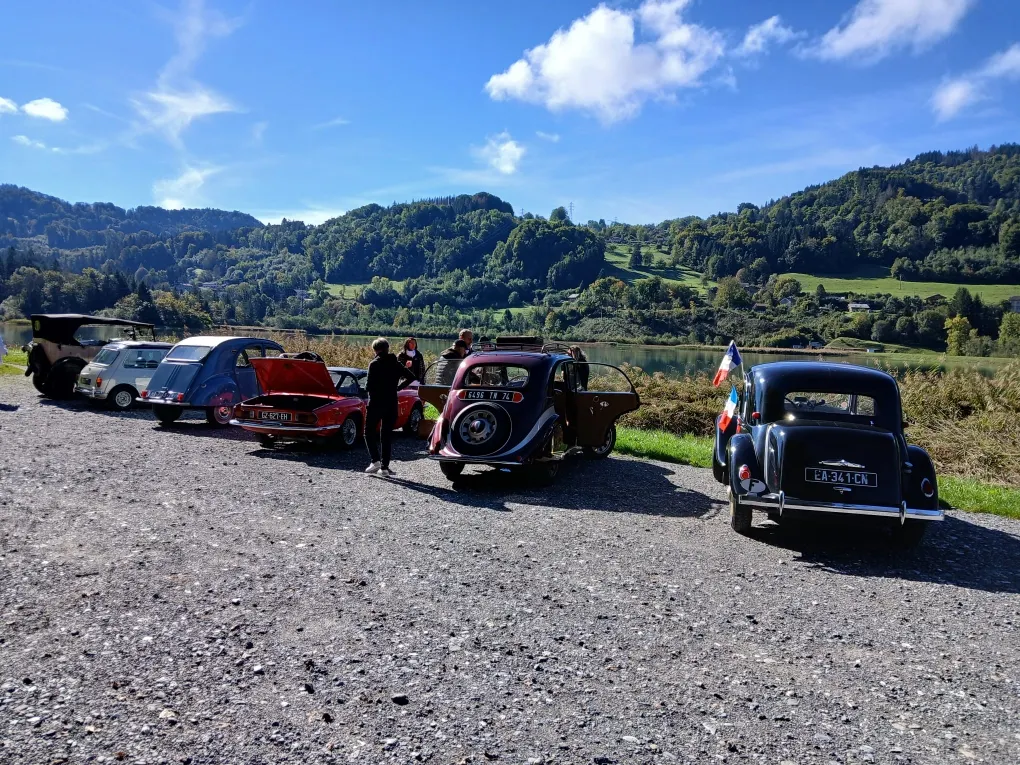 Voitures anciennes au bord de l'eau