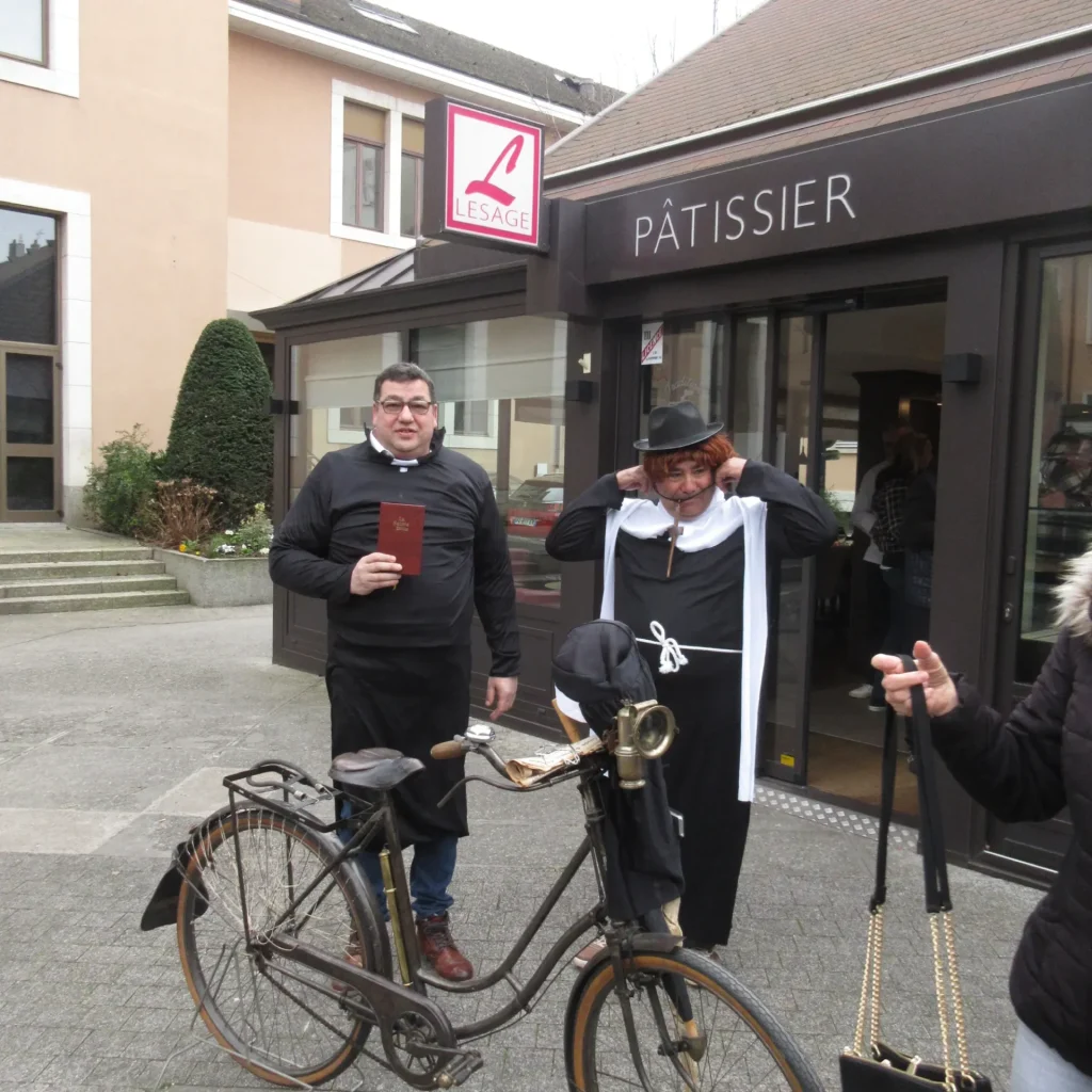 Deux hommes devant une pâtisserie