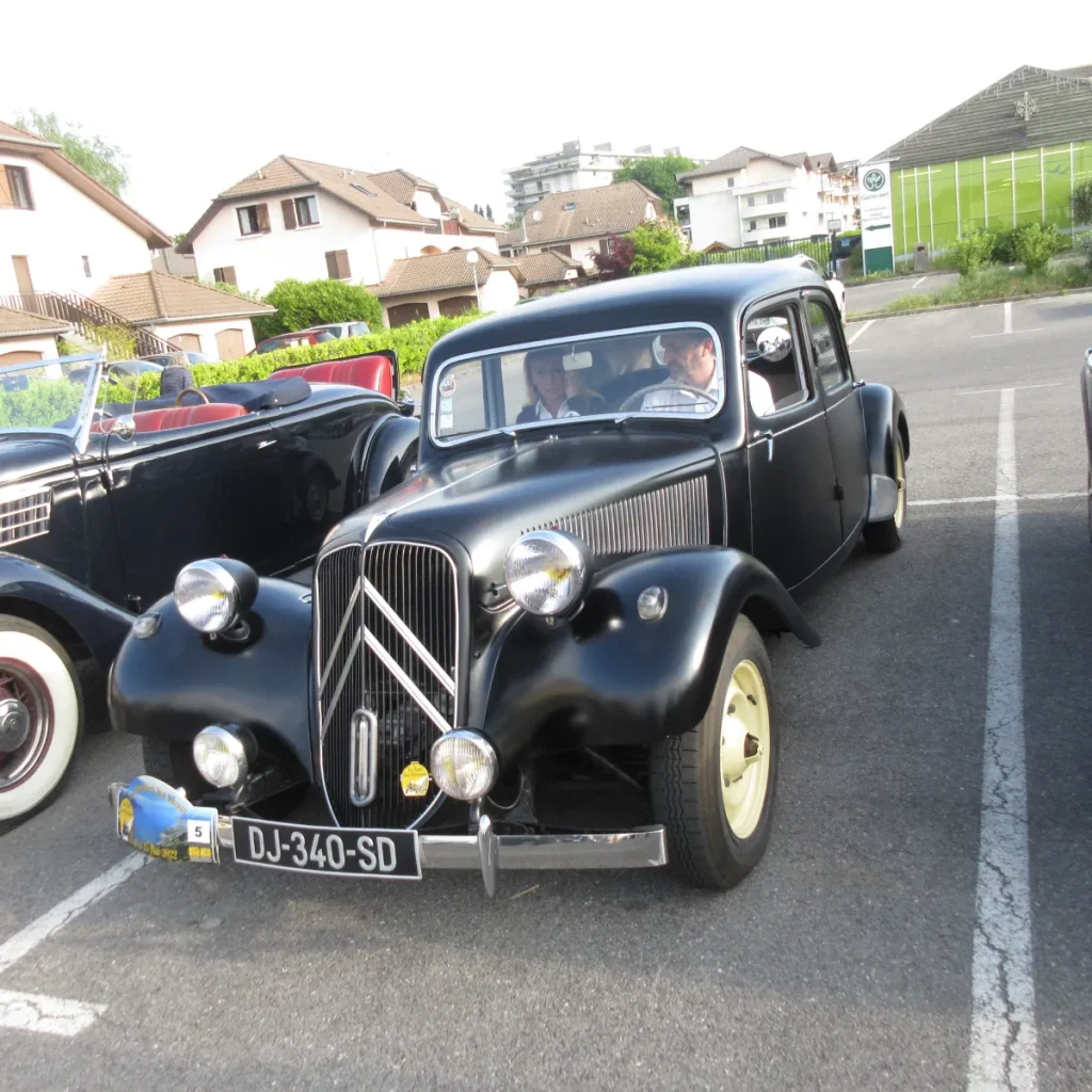 Voiture ancienne noire stationnée