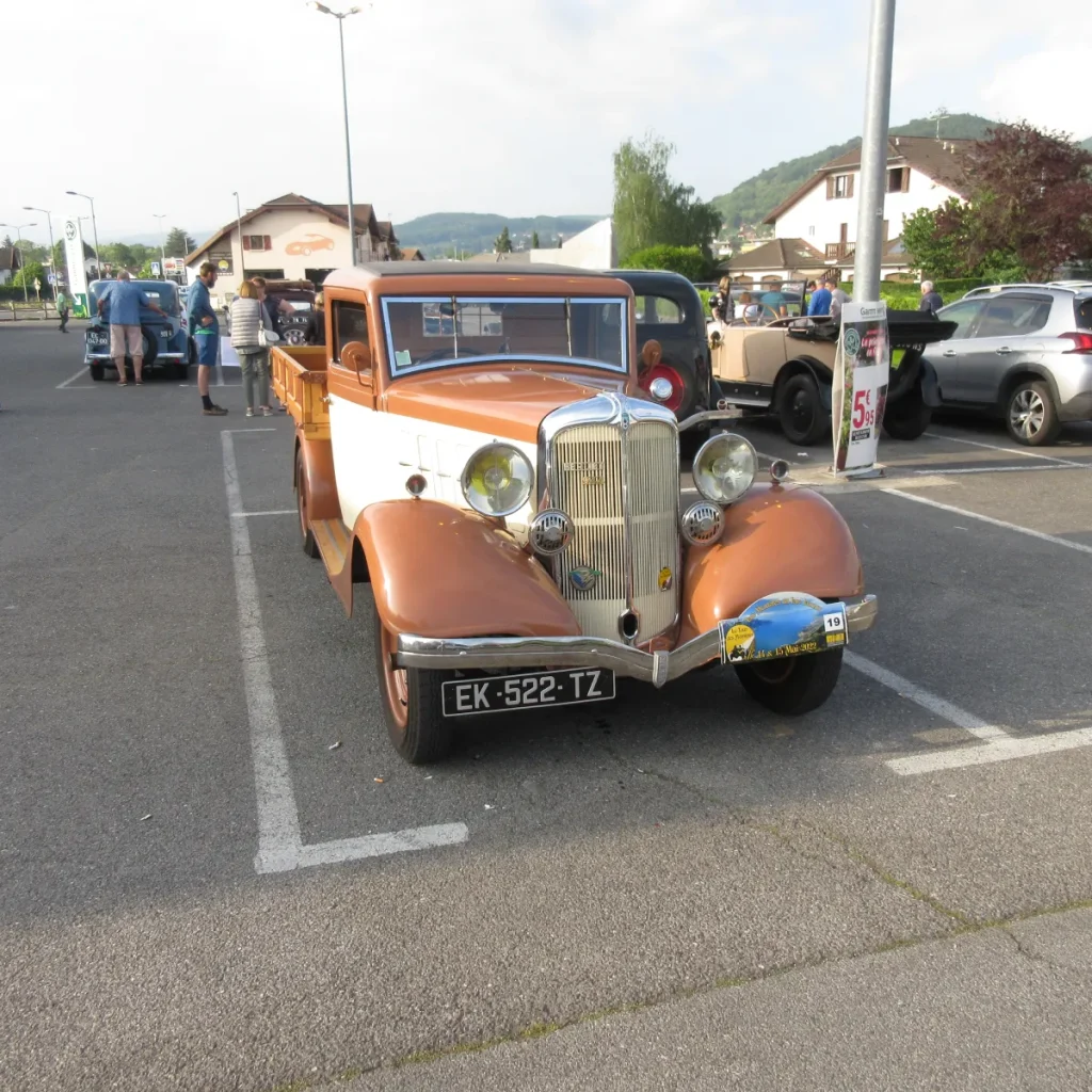 Voiture ancienne à la station-service
