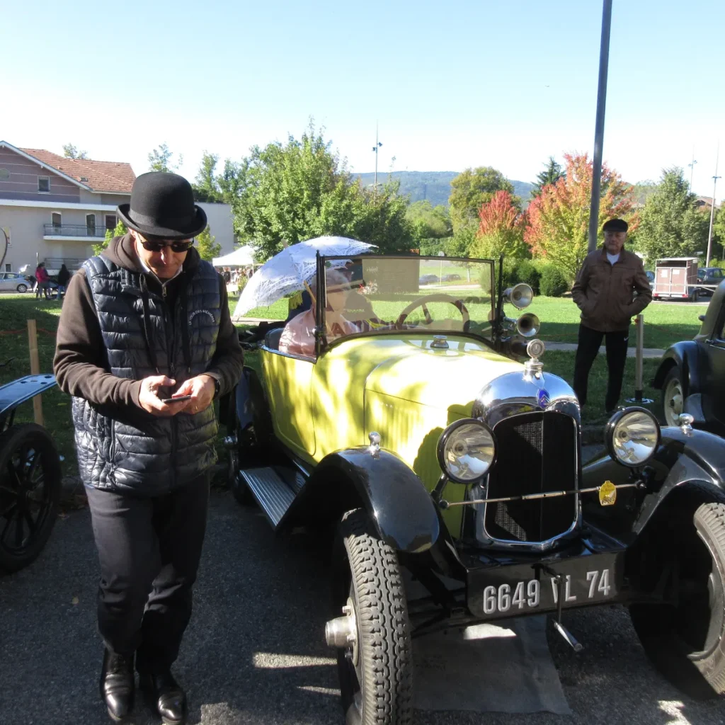 Voiture ancienne jaune et homme