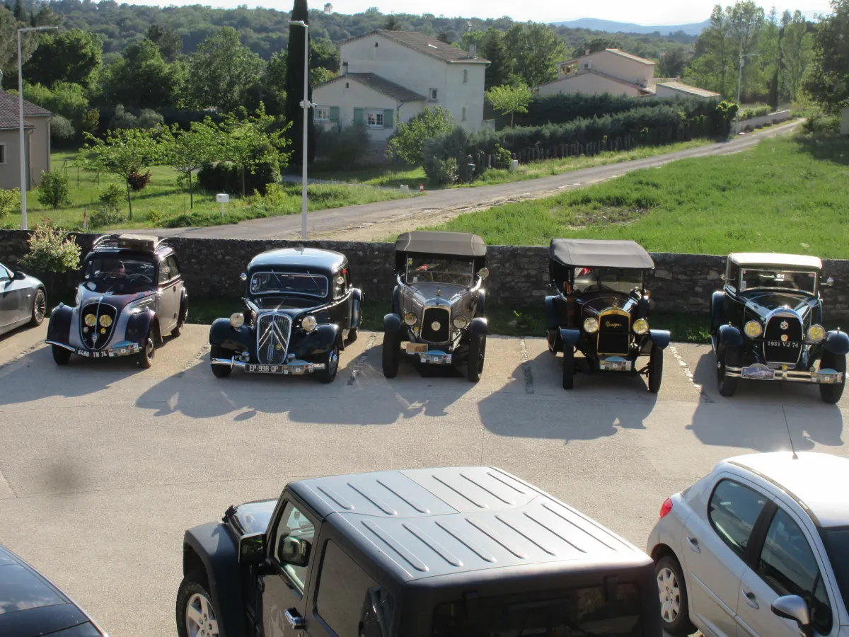 Voiture de sport rouge brillante