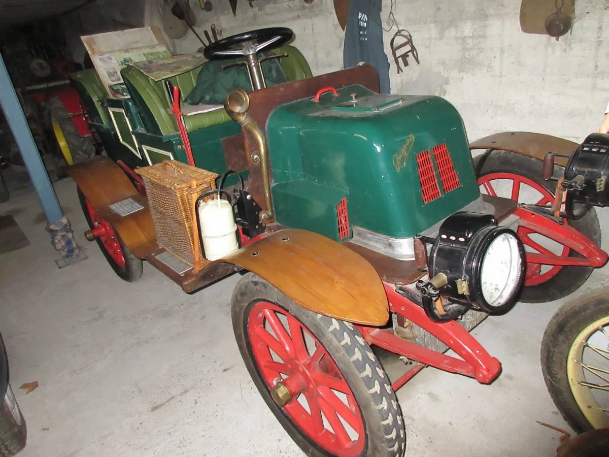 et chaleureuse autour de l'amour des anciens bolides.