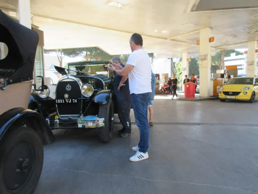 Voiture ancienne orange et blanche