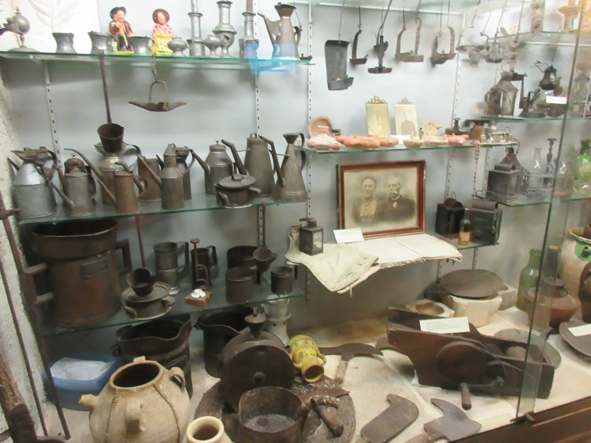 Objets anciens dans une vitrine