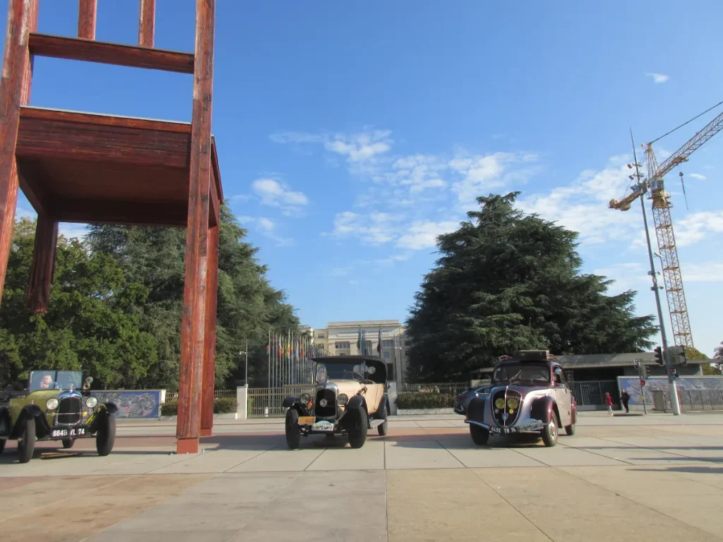 Voitures anciennes sous une chaise
