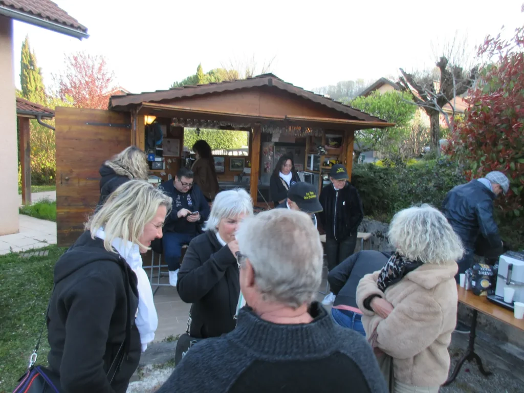 Rassemblement devant un cabanon